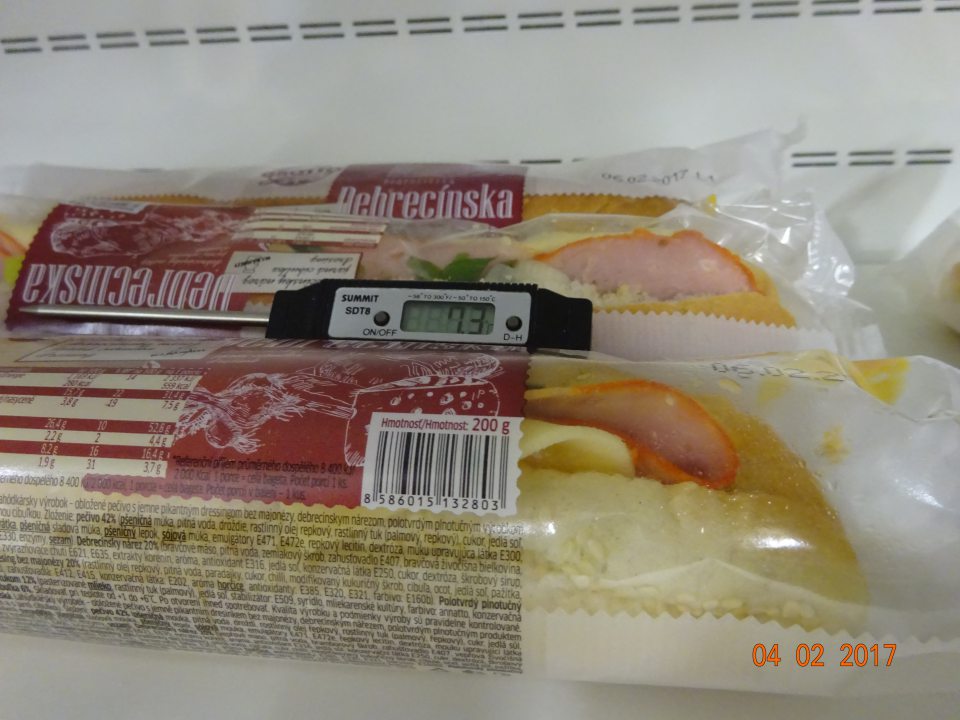 V predajni nevyhovujúca teplota v chladiacom zariadení pri uchovávaní lahôdkarských výrobkov.