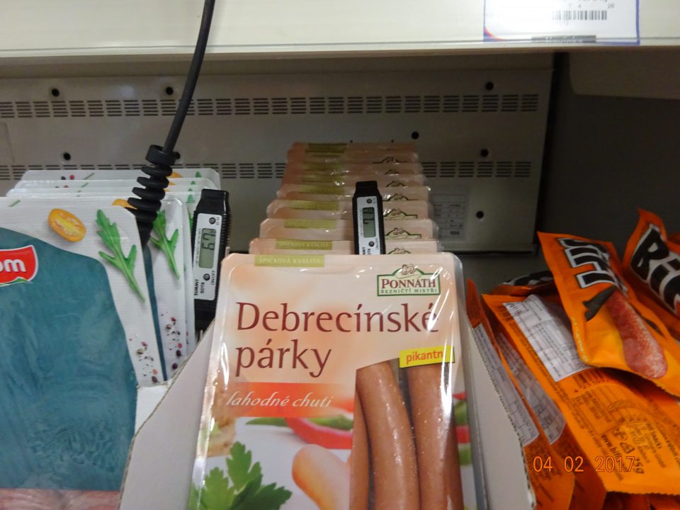 V prevádzke nevyhovujúca teplota uchovávania mäsových výrobkov.