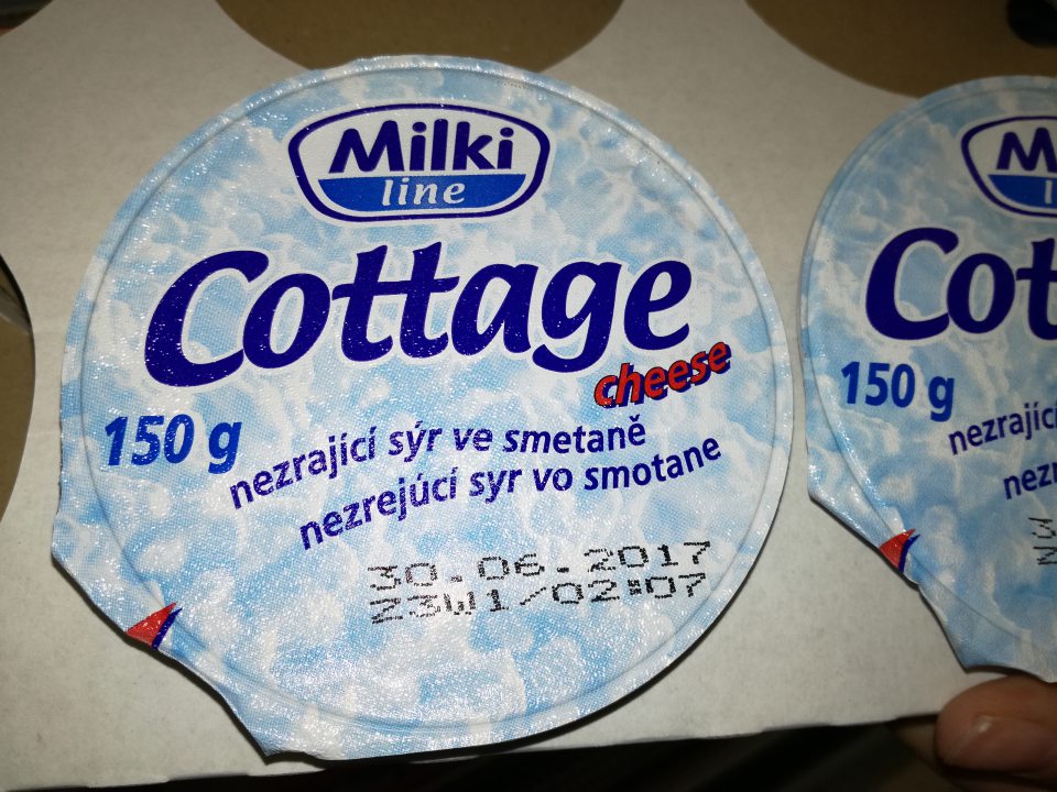 Názov výrobku Cottage cheese 150g, Milky line na viečku nie je uvedené v kodifikovanej podobe štátneho jazyka (gramatické chyby).