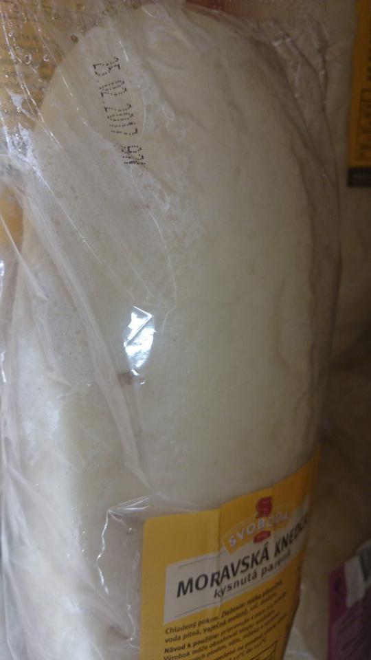 Moravská knedľa kysnutá označená dvoma rôznymi dátumami spotreby (DS:15.2.2017 a 25.2.2017).