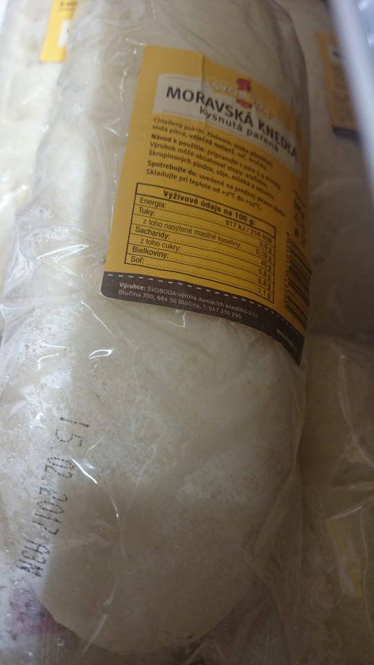Moravská knedľa kysnutá označená dvoma rôznymi dátumami spotreby (DS:15.2.2017 a 25.2.2017).
