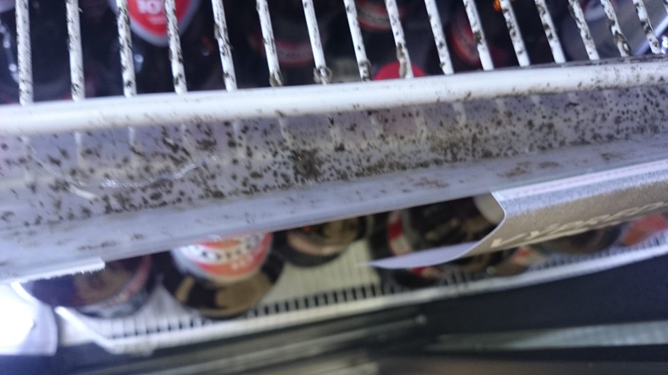 Chladiace zariadenie Zlatý bažant na pivo-na mriežkach výskyt čiernej plesne.