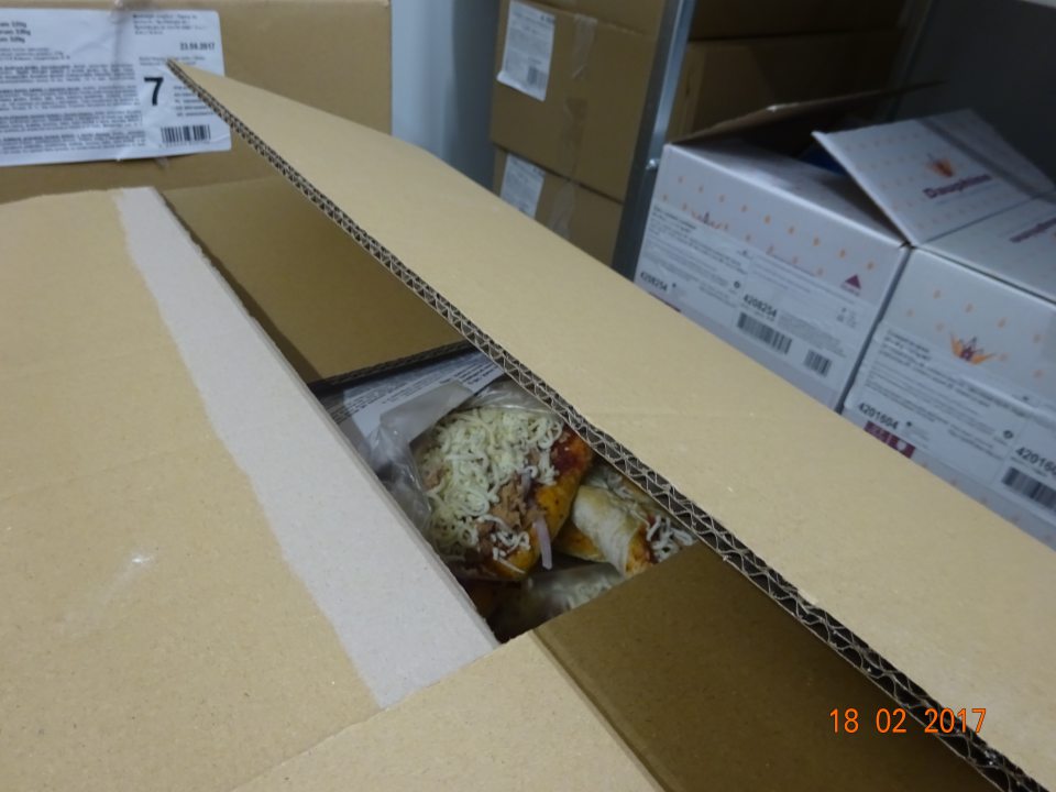 V mraziacom zariadení uložené otvorené kartóny s tovarom. 