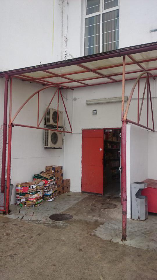 Do priestorov skladu prevádzky zateká voda z vonkajšieho prostredia z dôvodu nefunkčnosti odkvapových žľabov.