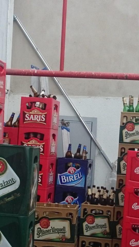 V skladových priestoroch prevádzky prítomnosť vtákov.