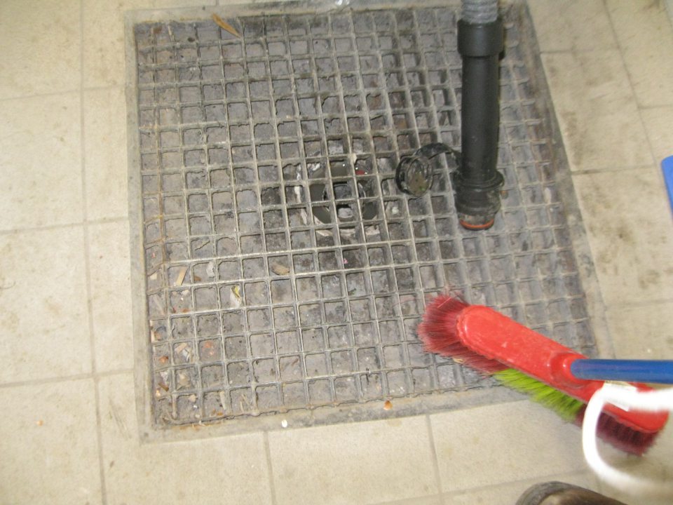 V miestnosti uskladnenia čistiacich pomôcok znečistená kanalizácia.