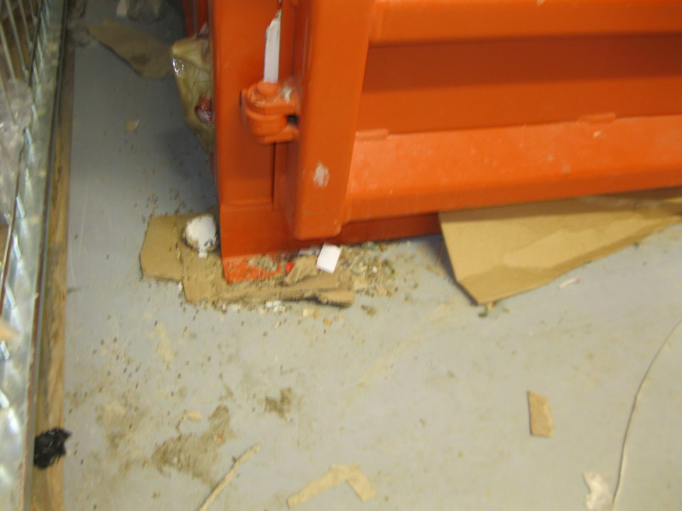 V suchom sklade potravín znečistená podlaha.