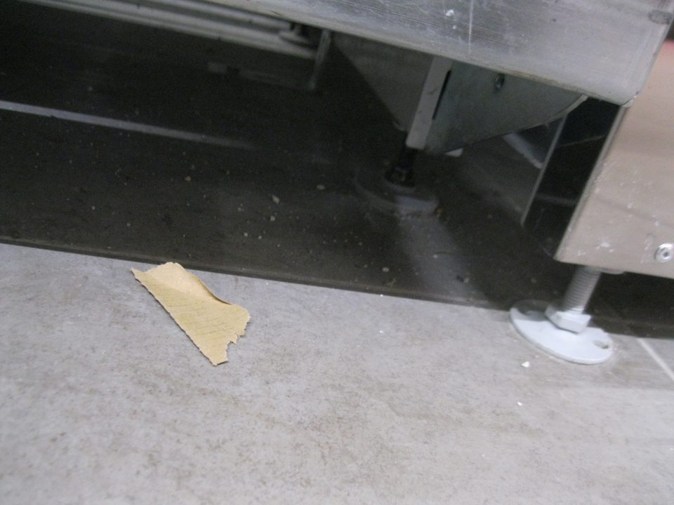 V predajnej časti pod regálmi podlaha neudržiavaná v čistote.