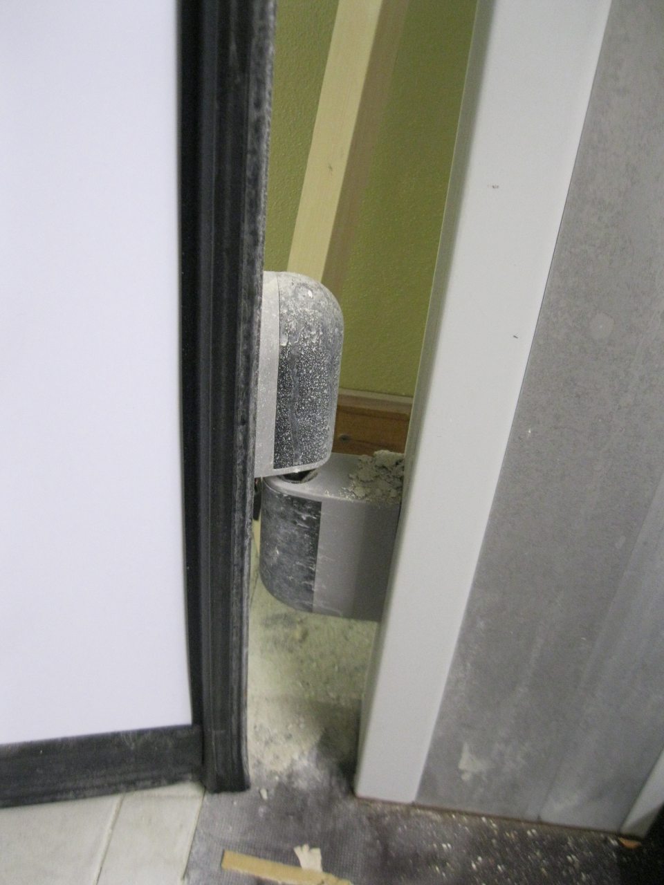 Nečistoty po rekonštrukcii v suchom sklade potravín nie sú riadne odstránené.