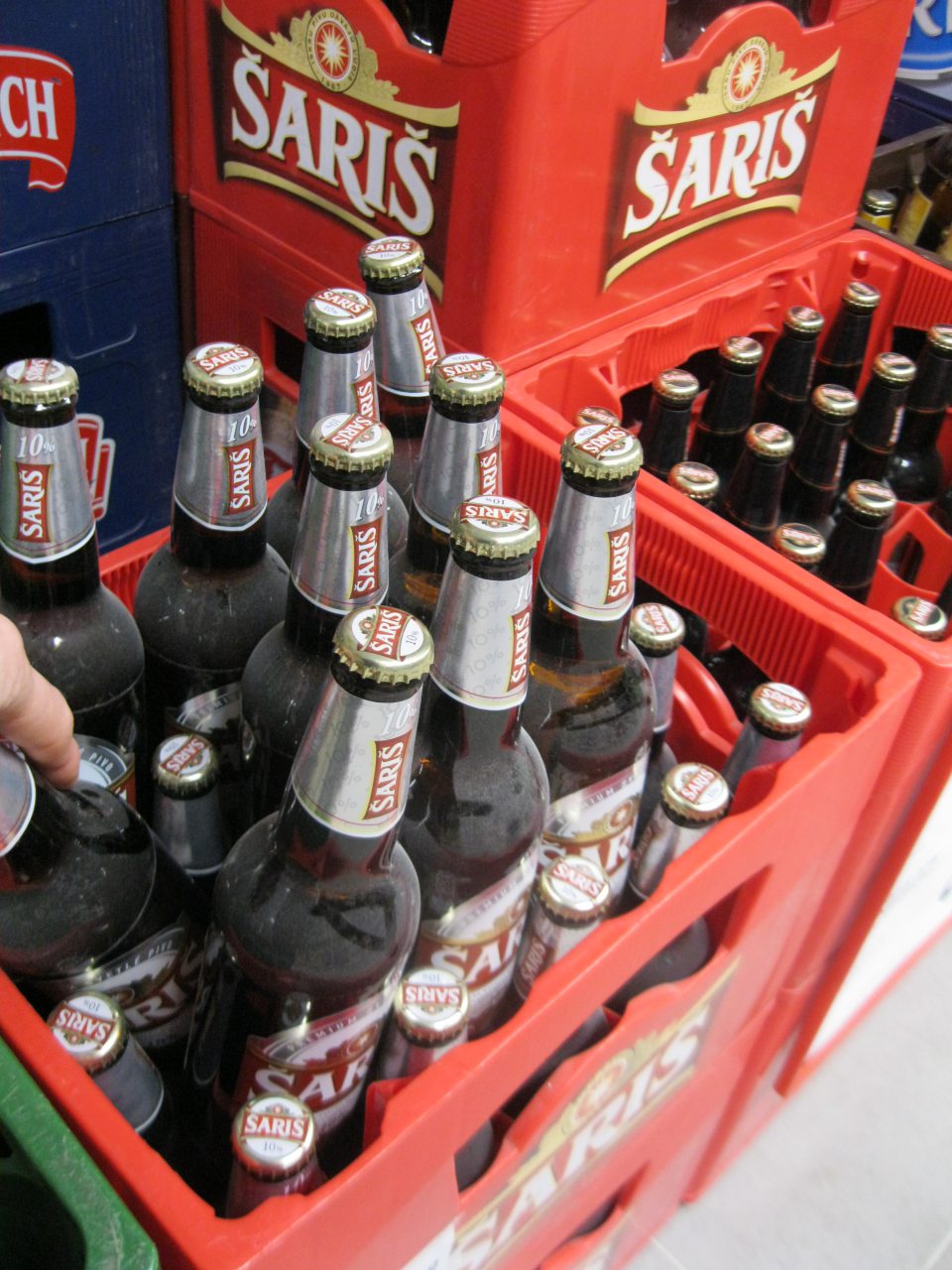 V predajni je vystavený na predaj zaprášený tovar.