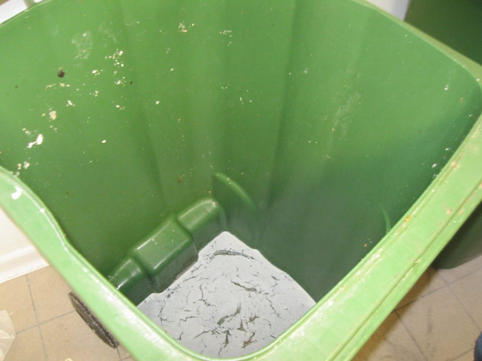 V kafilerickom boxe kafilerické nádoby nevyčistené, zapáchajúce.