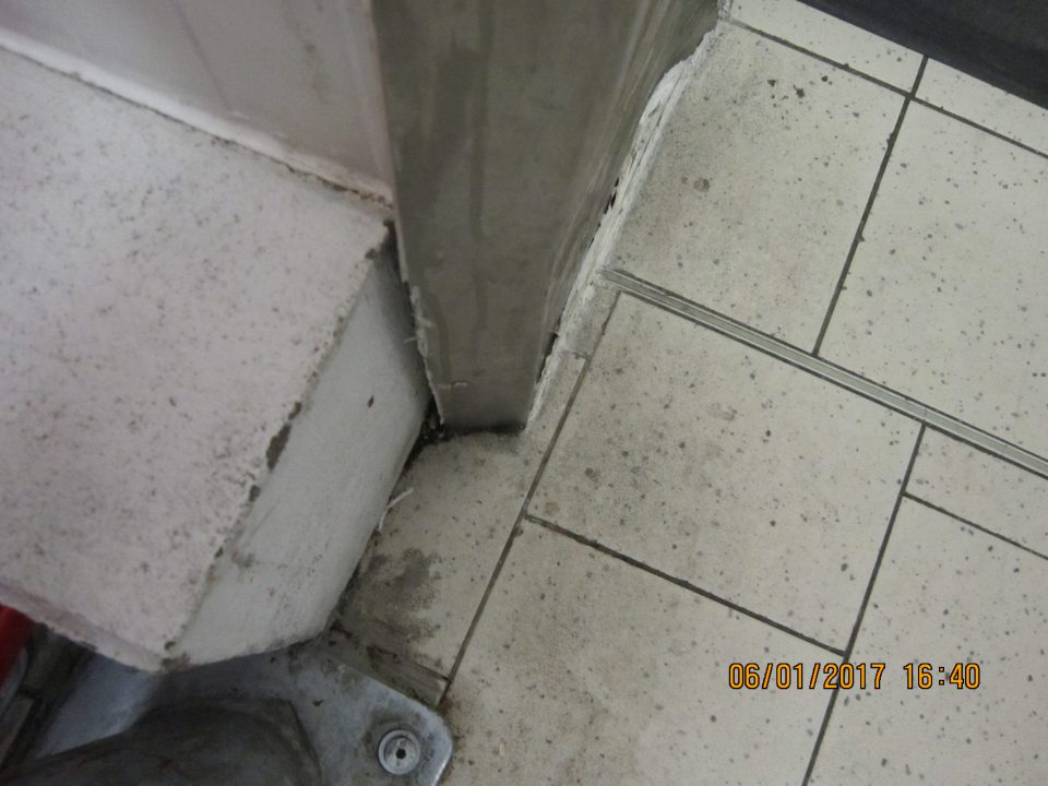 Poškodená kovová zárubňa.