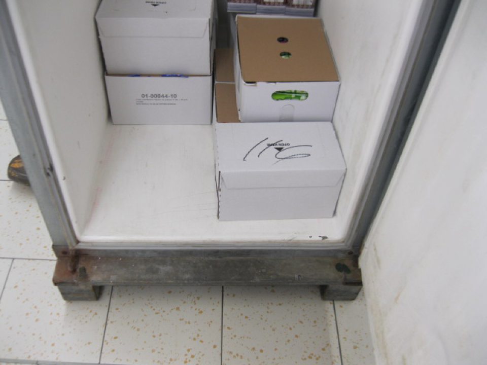 Znečistený, z časti skorodovaný prepravný kontajner na tovar/potraviny