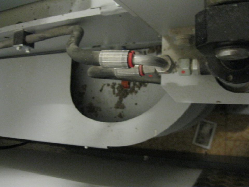 nečistoty v okolí vnútorného lisu, kt. nie je dostatočne stavebne oddelený od ostatného skladového/manipulačného priestoru