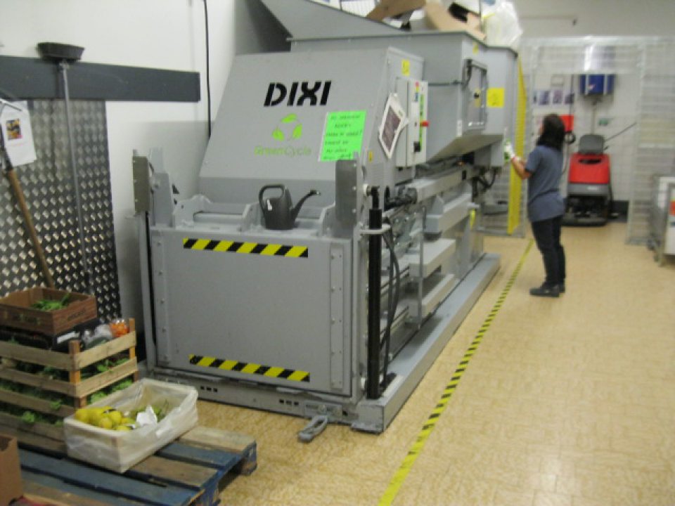 Nečistoty v okolí vnútorného lisu na odpad, kt. nie je dostatočne stavebne oddelený od ostatného skladového/manipulačného priestoru