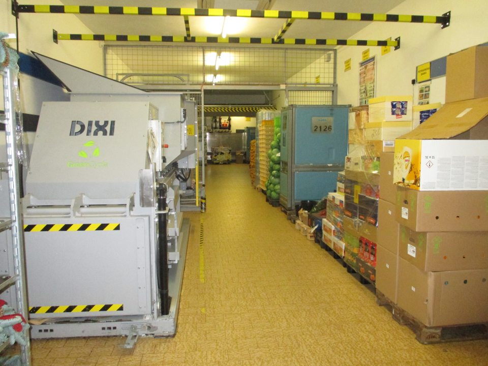 nevhodné umiestnenie lisu na odpad v manipulačnej chodbe bez akéhokoľvek vhodného oddelenia