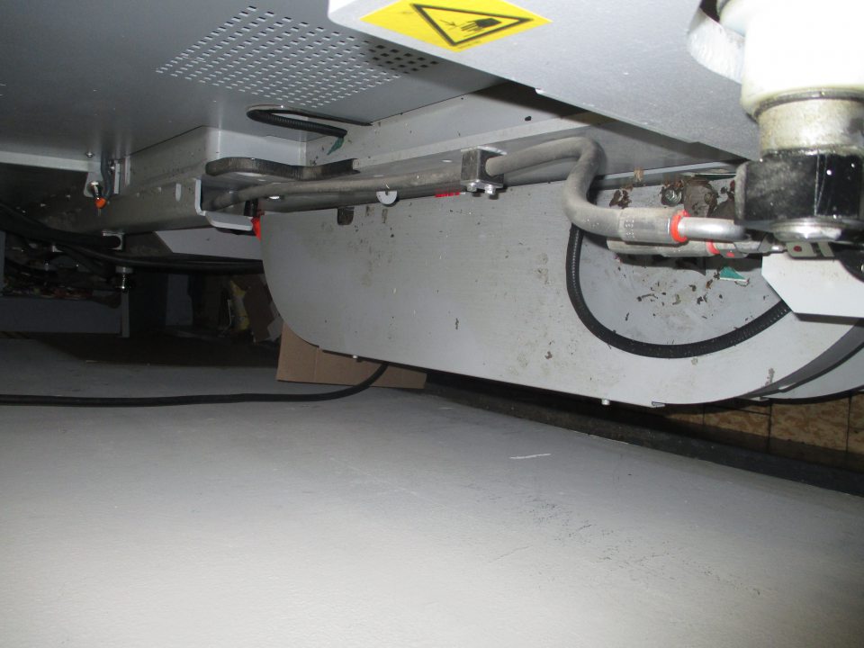 Znečistený lis na odpad umiestnený v manipulačnej chodbe bez akéhokoľvek vhodného oddelenia