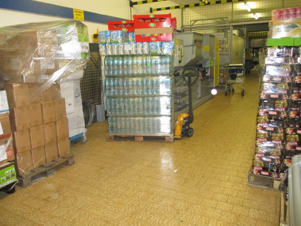 Nevhodné umiestnenie lisu na odpad v manipulačnej chodbe bez akéhokoľvek vhodného oddelenia pri potravinách