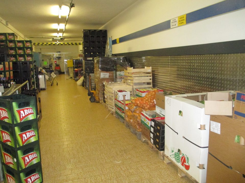 Nevhodné umiestnenie lisu na odpad v manipulačnej chodbe bez akéhokoľvek vhodného oddelenia pri potravinách, ktoré sa v priestore priebežne skladujú