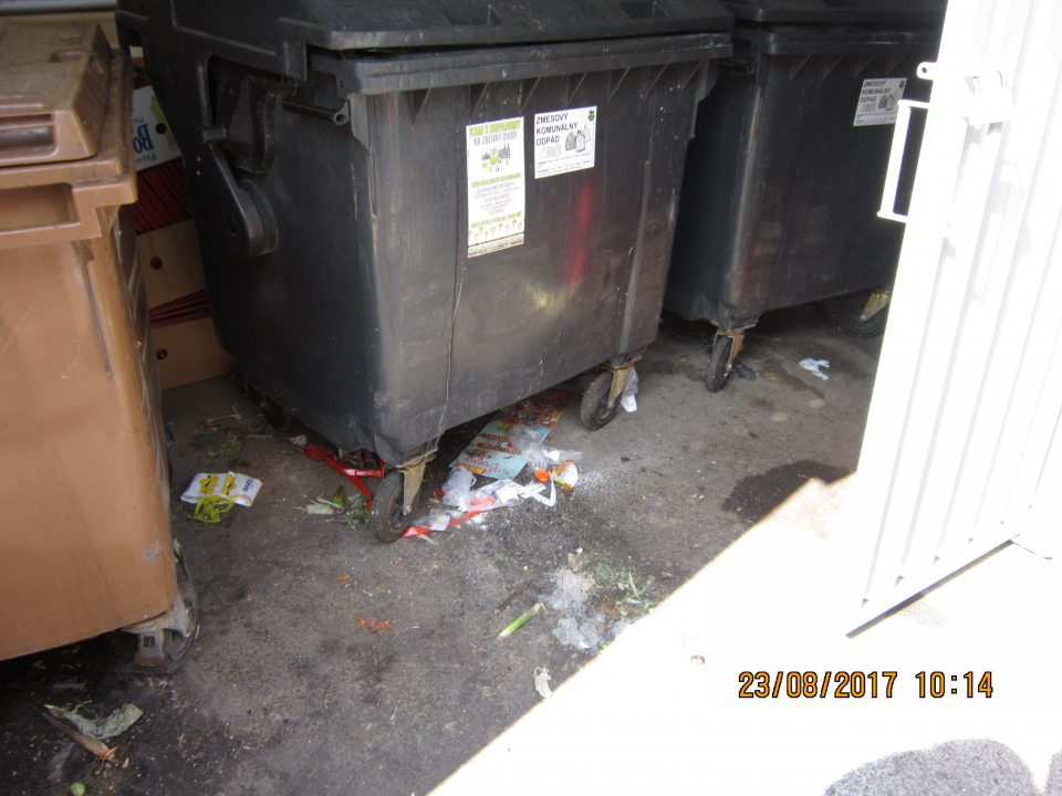 Neporiadok okolo kontajnerov na komunálny odpad vo vonkajšom priestore.