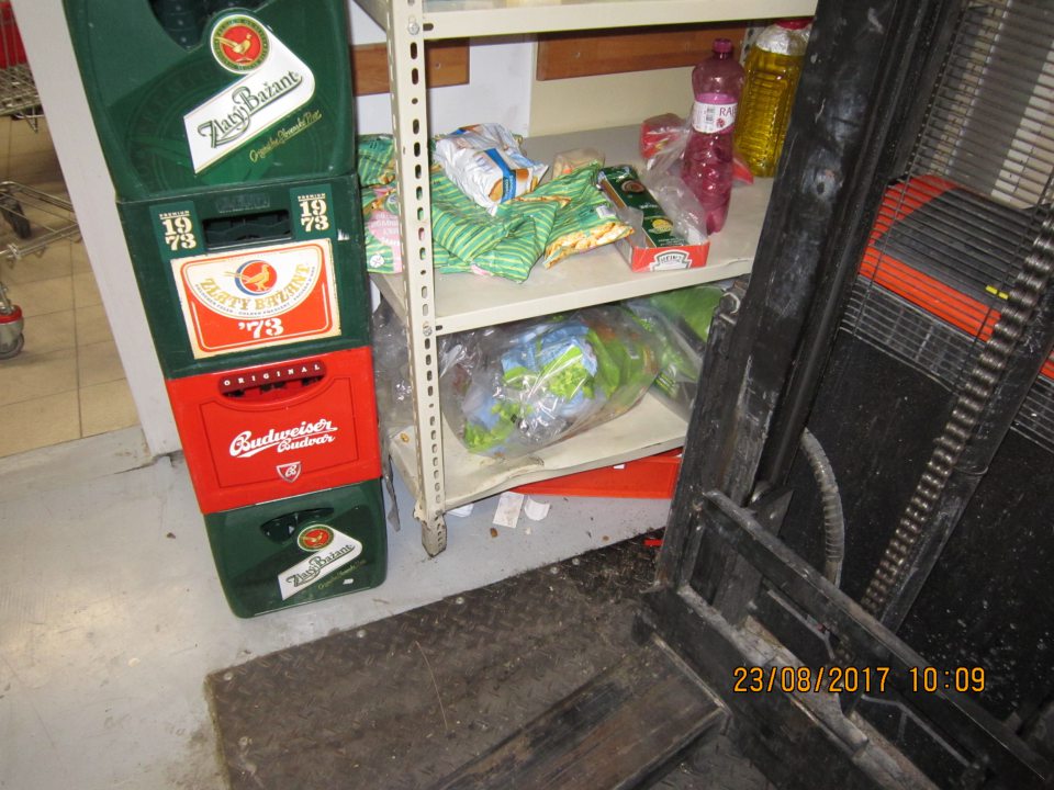  Neporiadok okolo kontajnerov na komunálny odpad vo vonkajšom priestore.