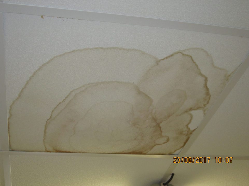  V sklade popraskané a zatečené stropné kazety 