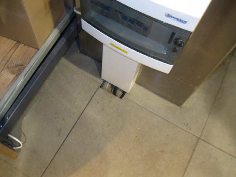 V oddelení dopekania hlbokozmrazených pekárskych výrobkov neutesnený otvor na podlahe.