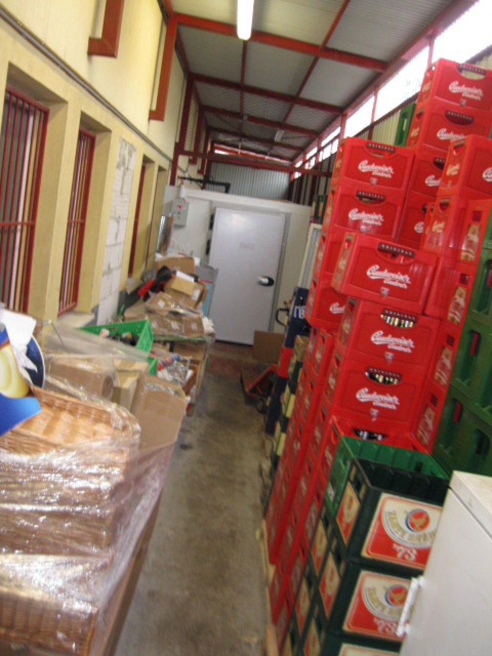 Vo vonkajšom priestore prevádzky pod prístreškom veľké množstvo odpadu určeného na likvidáciu.