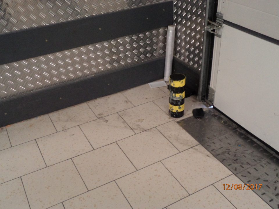 V sklade prevádzky znečistená podlaha