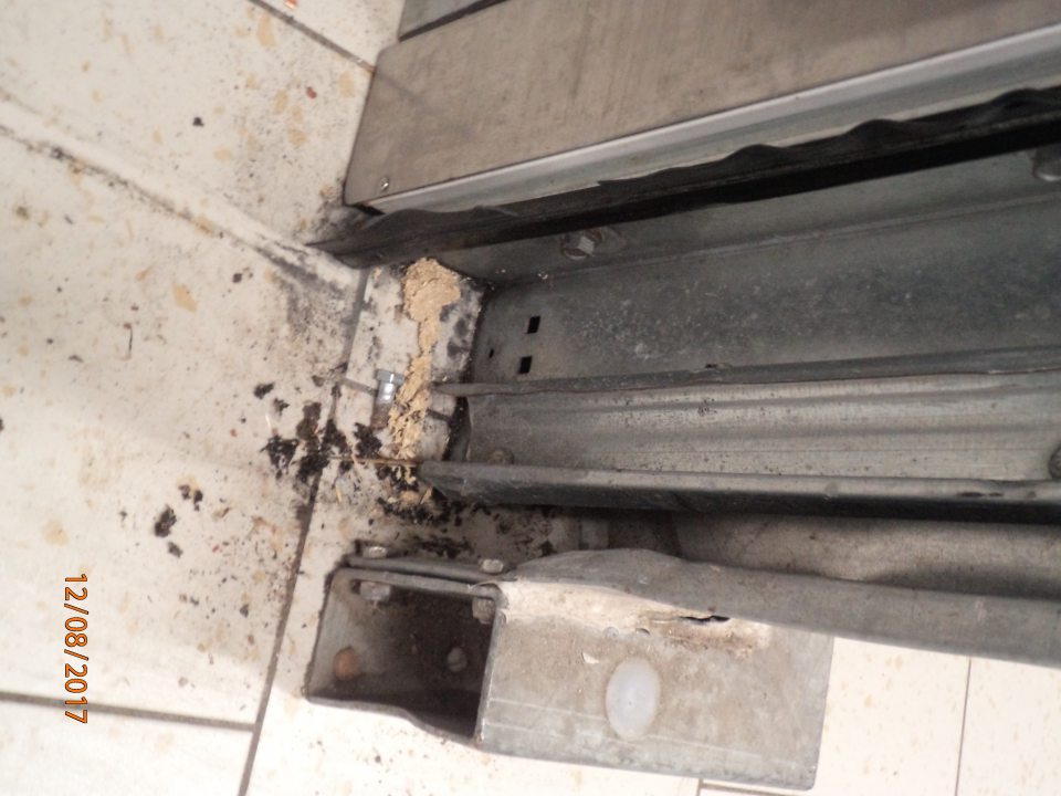 V sklade pri lisovacom zariadení znečistená podlaha 