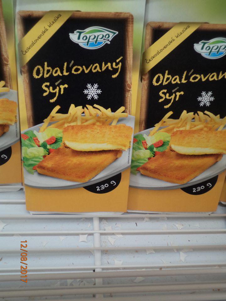 Mraziace zariadenie na predajnej ploche znečistené nečistotami a zvyškami obalového materiálu.