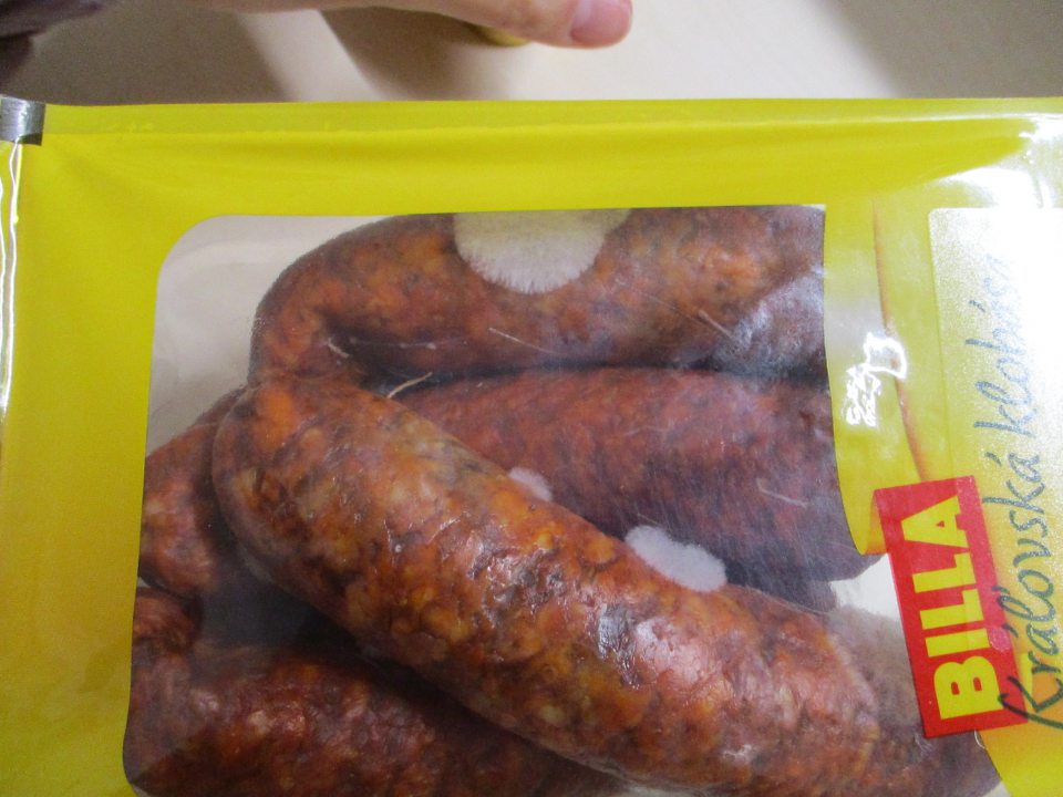  predaj mäsového výrobku s výskytom viditeľných senzorických zmien na povrchu 