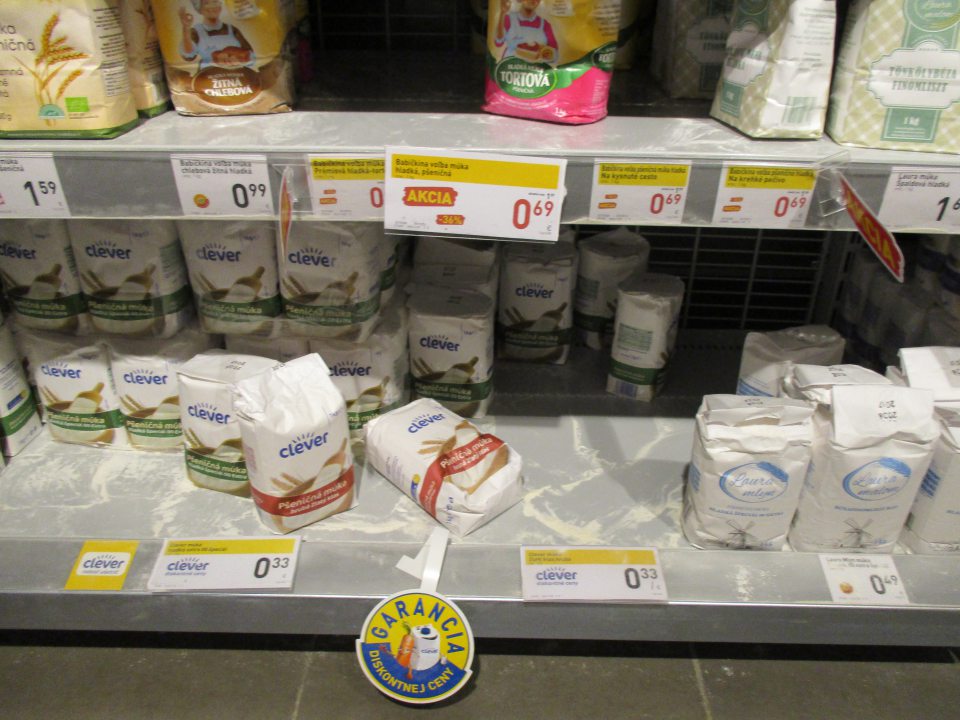 znečistené regály od múky,