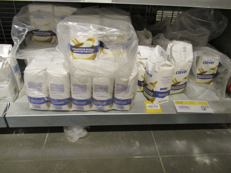 Na predajnej ploche znečistené regály od múky