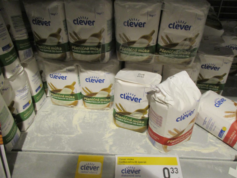 Na predajnej ploche znečistené regály od múky