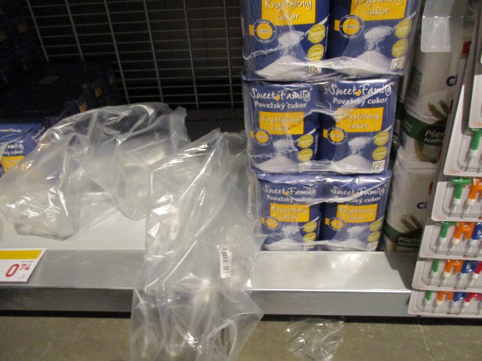 Na predajnej ploche znečistené regály od múky