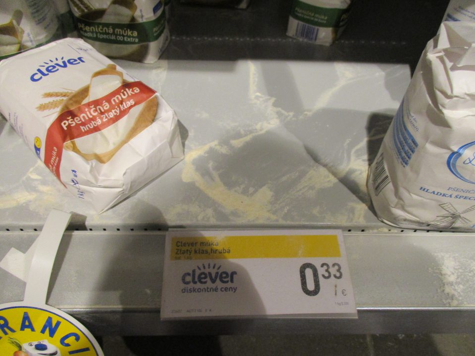 Znečistené regály od múky na predajnej ploche