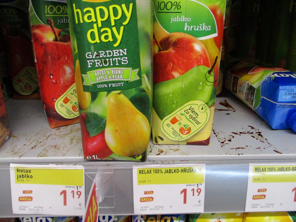  znečistené regály od zaschnutého piva a džúsov