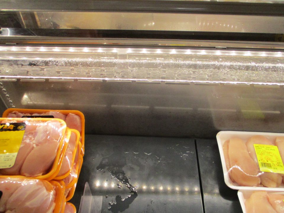  odkvapkávajúci kondenz v chladiacich vaniach na predajnej ploche