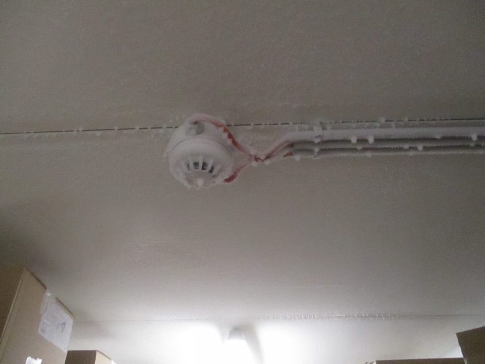 kondenz na povrchu stropu mraziaceho zariadenia 