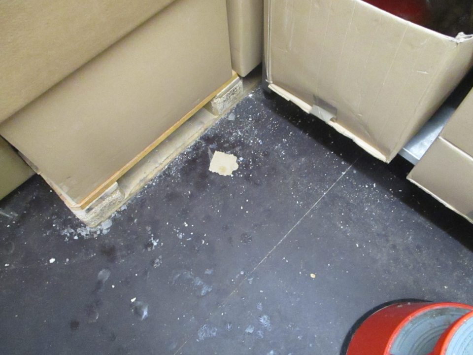  podlahy v zázemí predajne znečistené obalovým materiálom, úlomkami paliet 