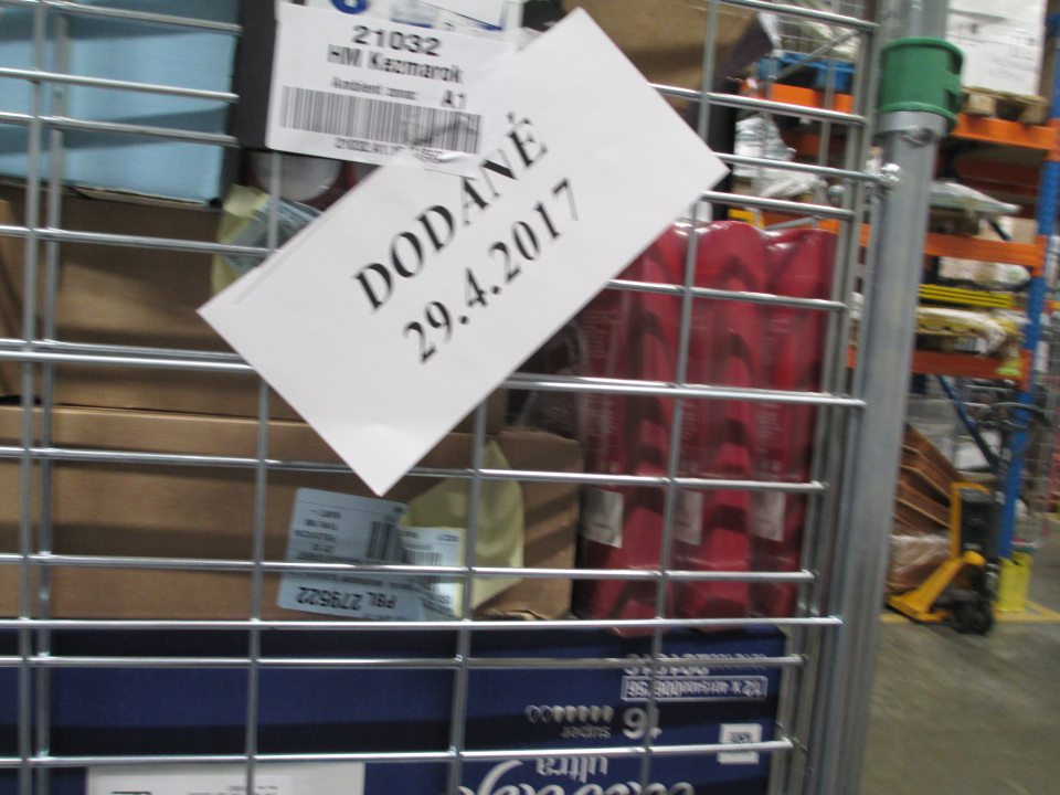 V skladových priestoroch v prepravnej klietke spoločne uložený drogistický tovar a potravinársky tovar.