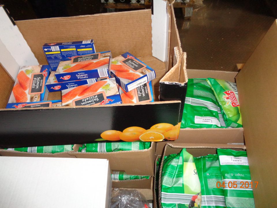 V mraziacom sklade hlbokozmrazených pekárskych polotovarov skladovanie nezlučiteľných druhov potravín (hlbokozmrazené pekárske polotovary spoločne s rybami, kuracie nugetky a mozarella).