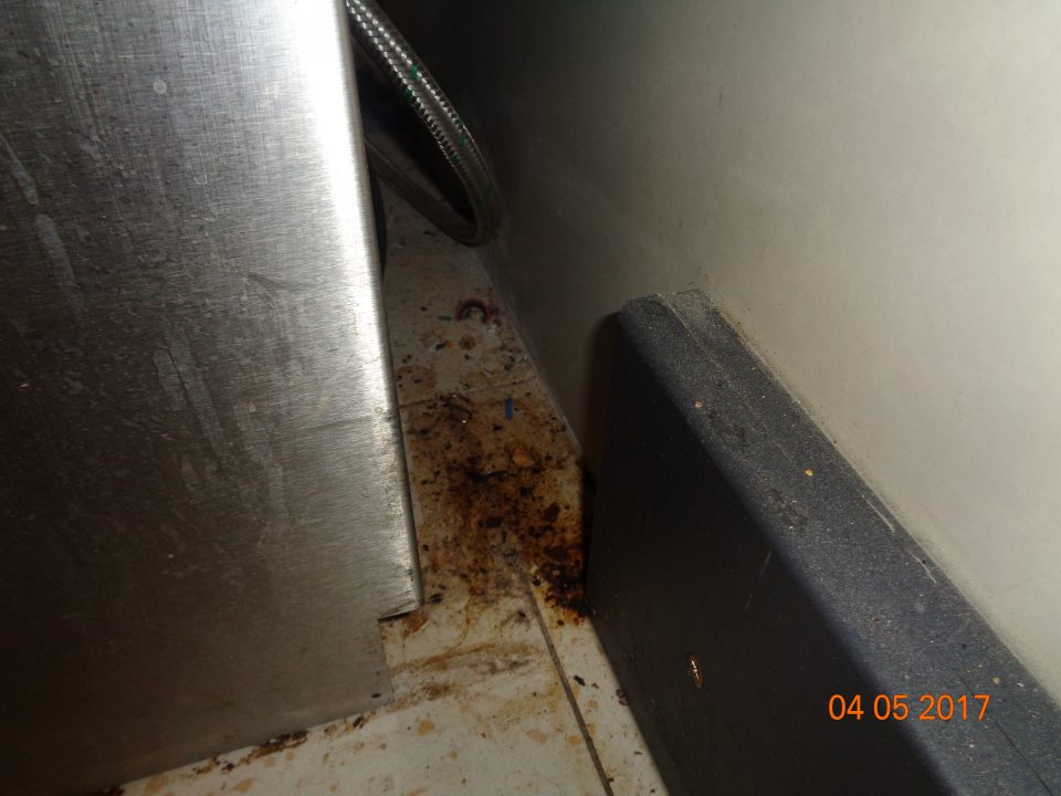 V prevádzke v časti dopekania pekárskych výrobkov podlaha znečistená nánosmi zastaranej špiny a prachom, zatečenou mastnotou.