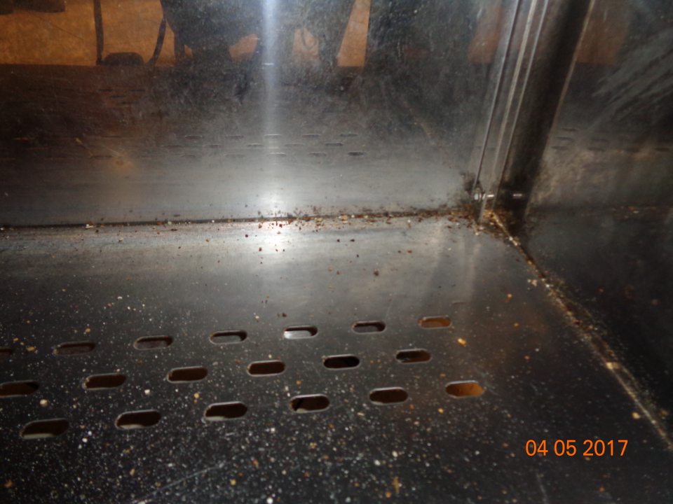 V prevádzke prepravné nerezové vozíky znečistené nánosmi zastaranej špiny, prachom a zvyškami pekárskych výrobkov.