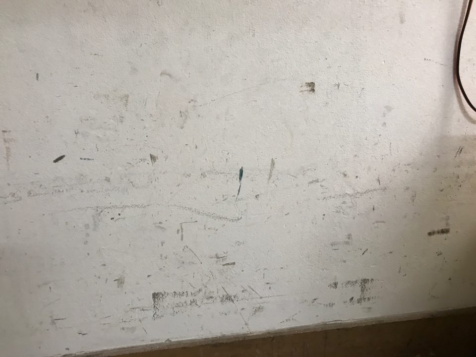 Steny v manipulačnom priestore prevádzky znečistené prachom čiernej farby a škvrnami od uchovávaných potravín.