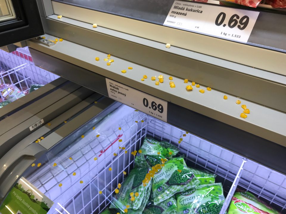 Na predajnej ploche mriežky chladiarenských a mraziarenských zariadení znečistené špinou od uchovávaných potravín, prachom, zbytkami zvyškov obalových materiálov, vytečenými obsahmi uchovávaných potravín.