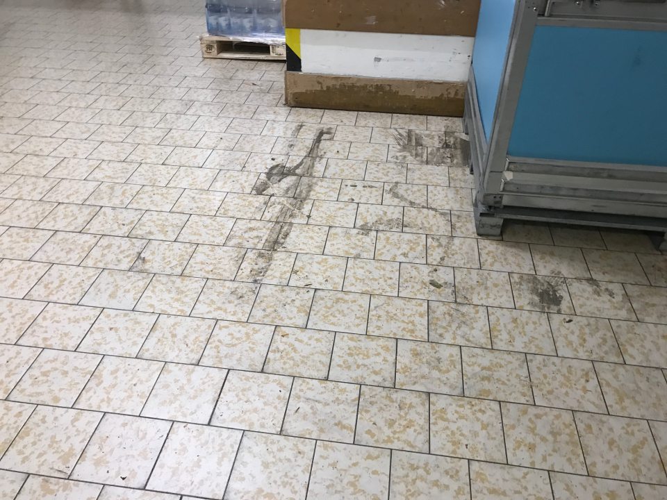 Podlahy v manipulačnom priestore prevádzky znečistené prachom, nečistotami z manipulačných vozíkov, zvyškami obalových materiálov.