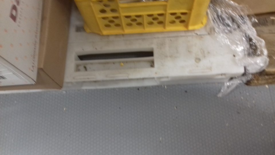 V mraziacom boxe, v ktorom sú uložené hlbokozmrazené polotovary určené k výrobe finálnych výrobkov je plastová podložka pod potraviny znečistená nalepenou špinou a prachom a na podlahe sa vyskytujú omrvinky, zvyšky potravín, drobné drevené úlomky z paliet a nakvapkaný zmrazený kondenz zo stropu.
