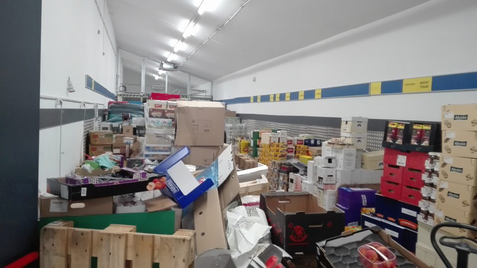 Centrálny sklad potravín preplnený uskladnenými potravinami bez možnosti realizovať bezpečné vykonávanie kontroly.
